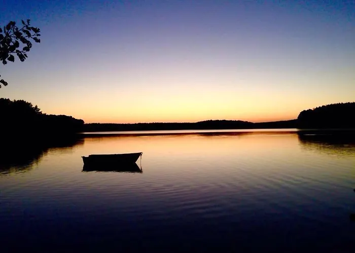 Wypoczynkowy W Lesie Nad Jeziorem Ocypel
